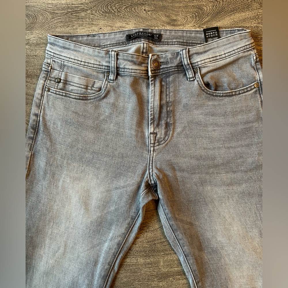 Men's 32/32 Liverpool Light-washed Gray Modern Straight Jeans